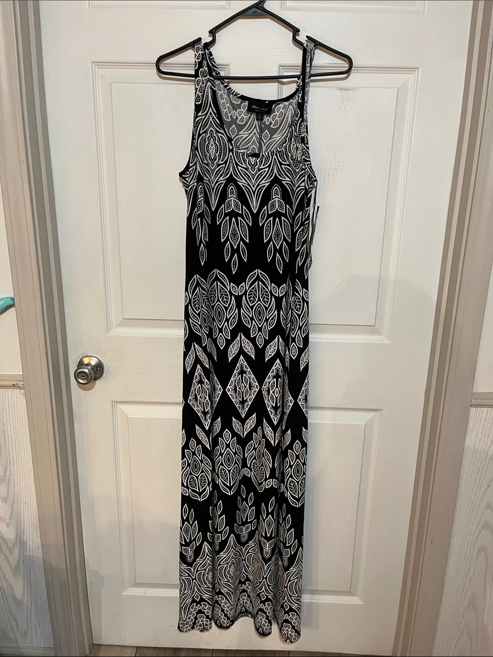 Ronni Nicole Black & White Sleeveless Printed Maxi Dress